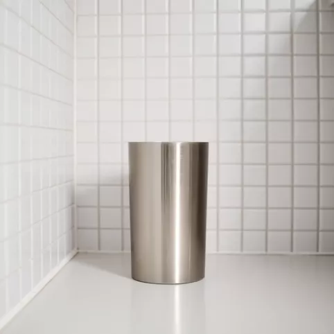 Wąski kosz na śmieci do łazienki