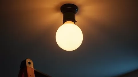 Wymiana żarówki jak wyjąć oprawę halogenową z sufitu