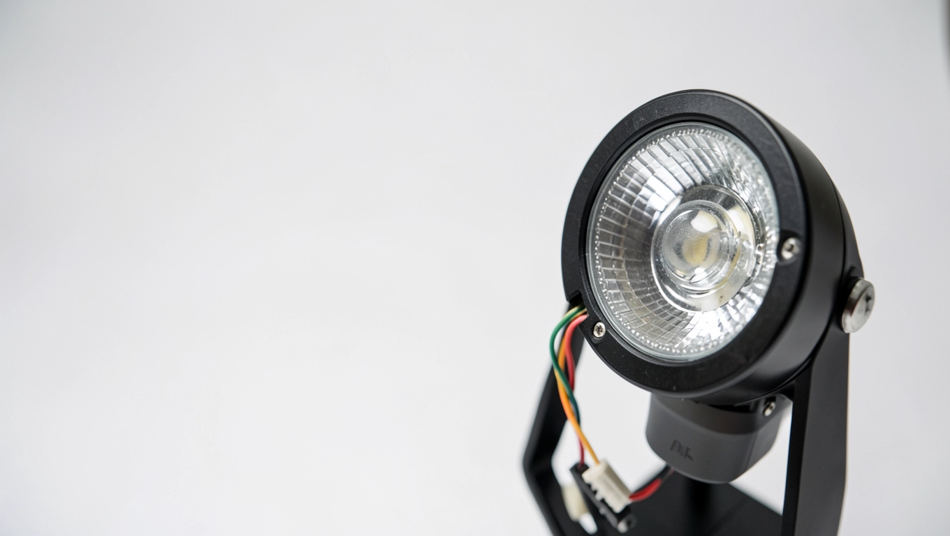 Test podłączenia czujnika ruchu w lampie halogenowej